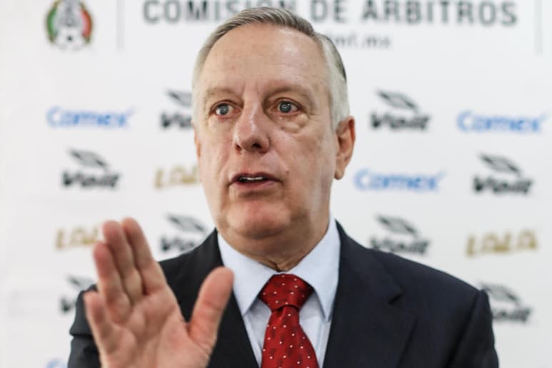 Con ocho juegos dirigidos en Copa del Mundo y un sinfín de finales en la Primera División de México, es poco lo que se le puede 'contar' a Armando Archundia, quien desde su trinchera ve como el arbitraje mexicano se quiebra, con constantes fallas, porque 'lo que antes era clasificado como error, ahora son horrores'. (ARCHIVO)