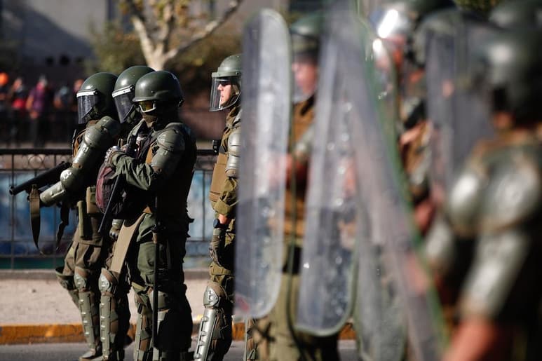 La Defensoría de la Niñez de Chile interpuso este martes una querella contra la Policía por rociar con gas a un bebé de cuatro meses y a un niña de 10 años en el marco de un procedimiento policial en una feria ubicada en una localidad al sur de Santiago. (ARCHIVO)
