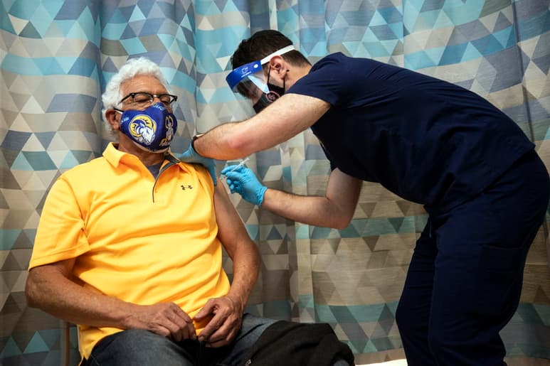 Texas está en proceso de volverse el estado más poblado donde la vacuna contra el COVID-19 será accesible para todos los adultos, cuando falta más de un mes para cumplirse el plazo del 1 de mayo fijado por el presidente Joe Biden. (ARCHIVO)