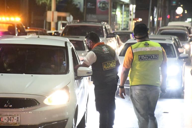 El mandatario local apeló a la situación sanitaria que se vive como el principal impedimento para ordenar el regreso de los filtros de revisión del Operativo Alcoholímetro, esto pese a que Torreón tiene unas 40 personas hospitalizadas por COVID-19 y la cifra de casos activos es la más baja en meses.
(ARCHIVO)