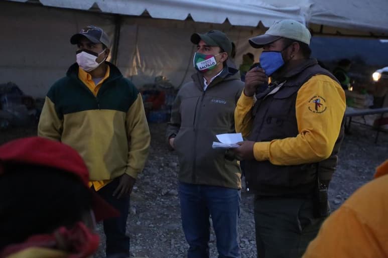 El alcalde señaló que se espera que las condiciones actuales de clima, ayuden a combatir el fuego.