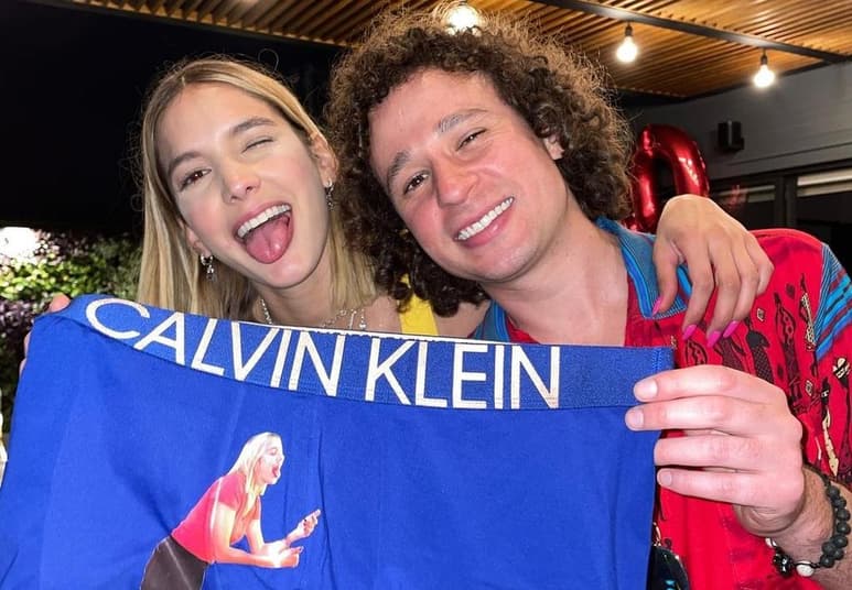 El 'youtuber' Luisito Comunica desató una nueva controversia al publicar en sus redes sociales la imagen de una prenda íntima que le regaló su novia, en la que según asegura, ella mandó imprimir una foto suya sacando la lengua sobre la parte de los genitales. (INSTAGRAM)