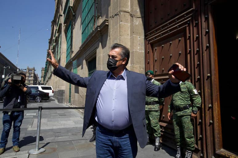 A pesar que los gobernadores respaldaron el Acuerdo Nacional por la Democracia propuesto por el presidente Andrés Manuel López Obrador, el cual busca garantizar elecciones limpias y libres, algunos mandatarios locales de oposición consideraron que su contenido ya está plasmado en las leyes y en la Constitución, y que además se debería de sumar el Instituto Nacional Electoral (INE). (EL UNIVERSAL)