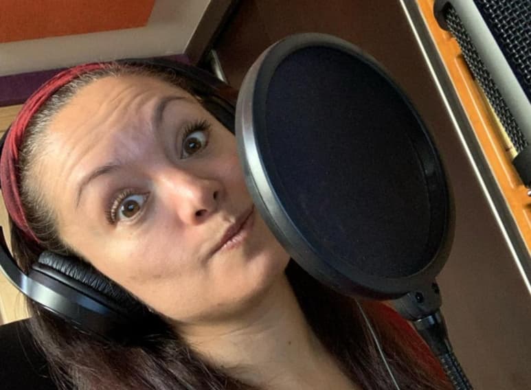 'Yo no le puedo negar a una persona que tiene problemas de audio poder ir a disfrutar todo el trabajo visual que está en el cine porque no escucha', comenta la actriz de doblaje Rebeca Gómez con respecto a la reforma al artículo 8 de la Ley Federal de Cinematografía, que deberá ser reglamentada en un plazo no mayor a 60 días naturales y en la que se lee: 'Las películas serán exhibidas al público en su versión original y subtituladas al español, en los términos que establezca el reglamento. (Especial)