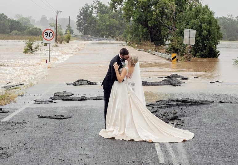 Las peores inundaciones que Australia ha vivido en décadas no impidieron la boda de una pareja australiana que había quedado aislada por las aguas y terminó tomando sus fotos nupciales ante un paisaje apocalíptico tras la evacuación en helicóptero de la novia. (EFE)