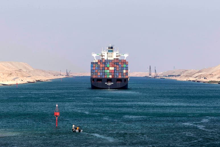 Un enorme buque de carga se volcó sobre un costado en el Canal de Suez, bloqueando el tráfico en el importante paso marítimo de Egipto, según datos satelitales a los que se accedió el miércoles. (ARCHIVO)