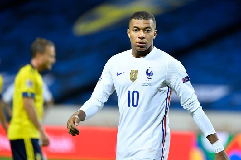 Kylian Mbappé y Francia, reinante campeón mundial, se medirán hoy al combinado de Ucrania. (ARCHIVO)