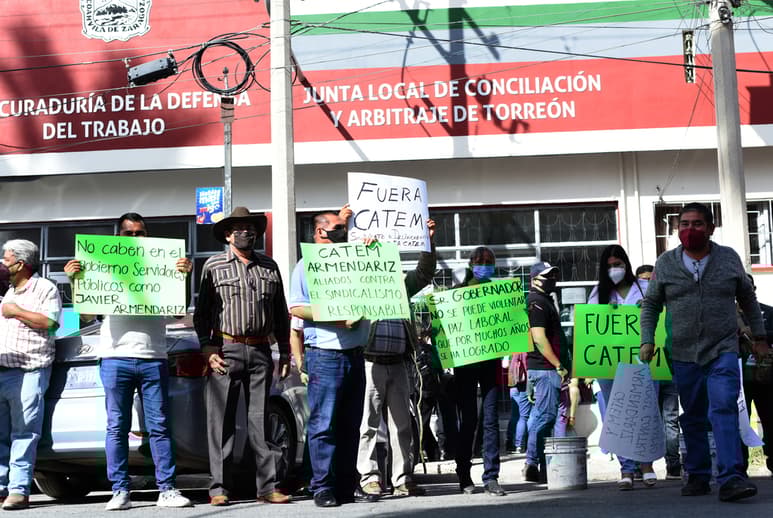 Los cetemistas acudieron a la Junta Local de Conciliación y Arbitraje para exponer una serie de acusaciones contra CATEM. (JESÚS GALINDO)