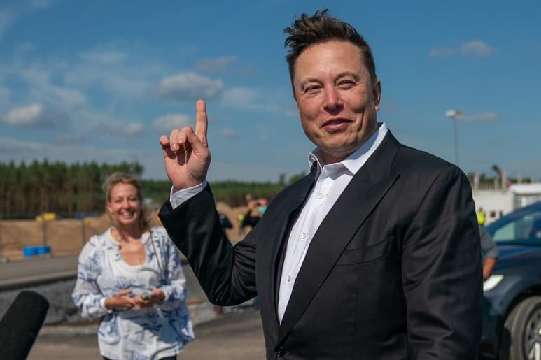 Musk invirtió mil 500 millones de dólares en bitcoins lo que disparó el valor de moneda virtual. (ARCHIVO)