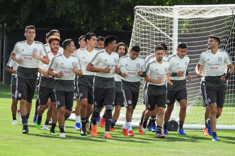A finales de la década de los 90, salió a la venta una playera de la Selección Nacional Mexicana. Era de color verde, ni negra, roja, morada o lila... Verde. (ARCHIVO)