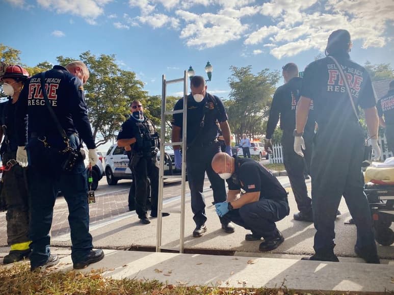 Los bomberos de Delray Beach, en el sureste de Florida (EUA), rescataron a una mujer que estaba desnuda en una alcantarilla de unos 2.5 metros de profundidad ubicada en una transitada avenida, y que llevaba semanas desaparecida. (ESPECIAL) 
