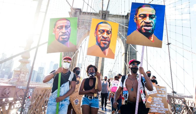 Estados Unidos reabrirá sus heridas por la trágica muerte del afroamericano George Floyd en el juicio contra el expolicía que presuntamente acabó con su vida, cuyos argumentos orales empiezan el próximo 29 de marzo, con la esperanza de que un posible veredicto de culpabilidad motive a otros fiscales a actuar contra agentes implicados en casos de violencia racial. (ARCHIVO) 
