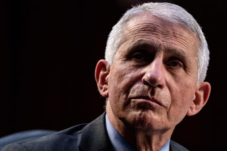 El doctor Anthony Fauci no está dispuesto a declarar que lo peor ha pasado en la lucha contra el coronavirus en Estados Unidos, a pesar de que unos 2.5 millones de ciudadanos se están vacunando por día. (ARCHIVO)
