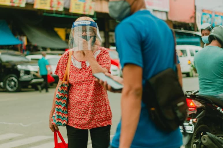Las microfibras absorbentes de la ropa pueden acumular lo que hay en el ambiente. (ESPECIAL)