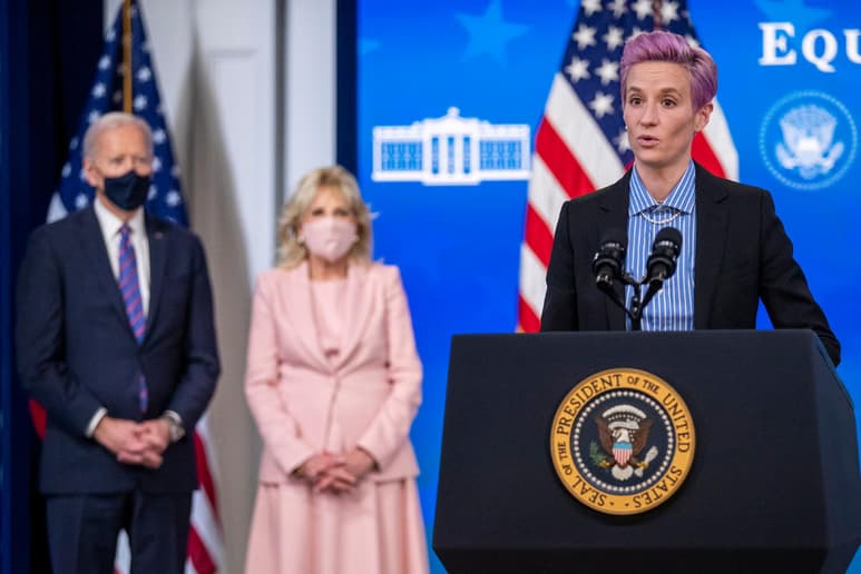 La futbolista estadounidense Megan Rapinoe se sumó este miércoles al presidente Joe Biden para denunciar la brecha salarial de género en su país, que obliga a las mujeres estadounidenses a trabajar entre 15 y 22 meses para cobrar lo mismo que los hombres perciben en un año. (EFE)