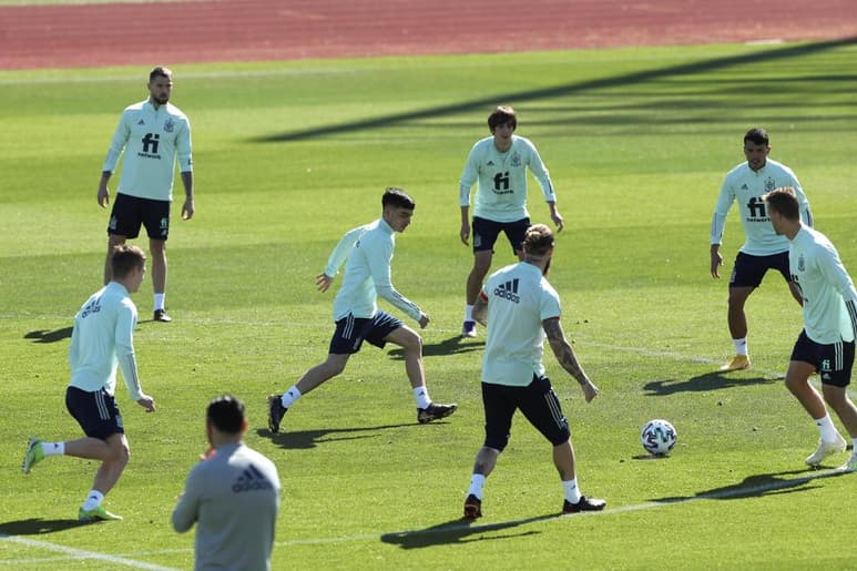 La selección española durante el entrenamiento de ayer, previo al encuentro contra Grecia en las eliminatorias al Mundial de Catar. (EFE)