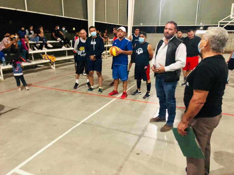 Se entregó un reconocimiento a Lorenzo Mireles Guardado, pionero del baloncesto en Francisco I. Madero. (EL SIGLO DE TORREÓN)