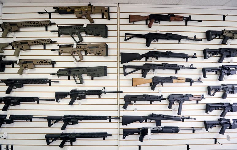 Biden pidió el martes que el Congreso prohíba las armas de asalto. (ARCHIVO)