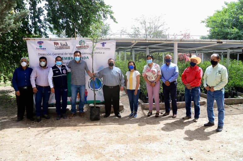 Ayer se llevó a cabo la entrega de árboles de manera simbólica en el vivero municipal de Torreón. (CORTESÍA)