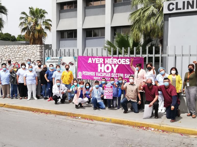 Trabajadores del ISSSTE Gómez Palacio de distintas áreas se manifestaron ayer de manera pacífica para pedir ser vacunados.