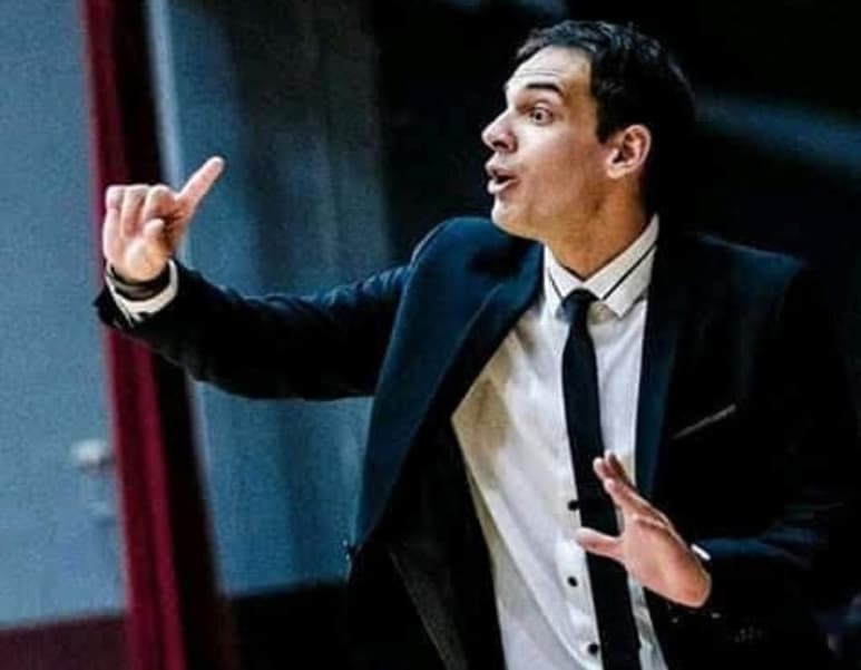 Temperamental, el coach argentino vive al máximo desde la banda, cada partido en la LBE. (ESPECIAL)