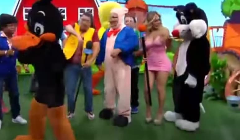 El sujeto bajo la botarga fue captado cerca de la modelo, provocando 'incomodidad' en ella (CAPTURA)