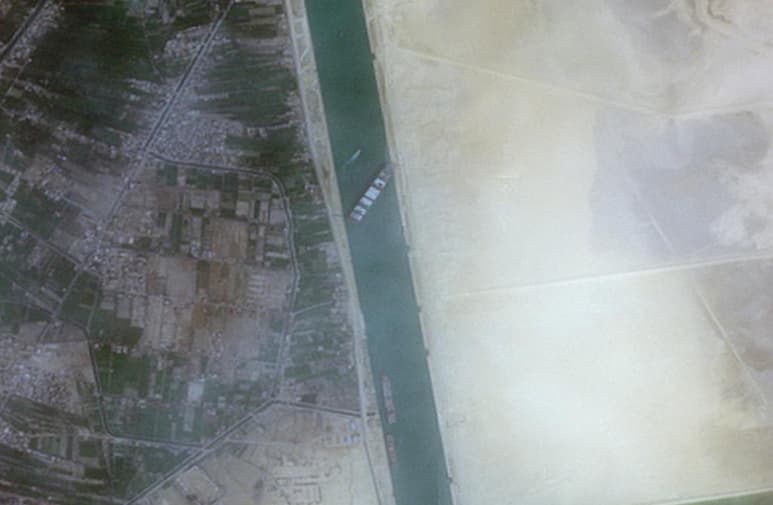 El canal de Suez, que conecta el mar Rojo con el Mediterráneo, se encuentra bloqueado desde que el martes un gran portacontenedores encallara en el tramo sur de este paso artificial, uno de los más importantes para el transporte marítimo y para el petróleo procedente del golfo Pérsico. (ARCHIVO)