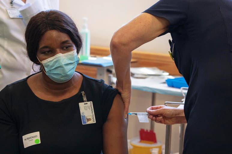 África necesita 'urgentemente' más vacunas contra la COVID-19, pues los suministros empiezan a disminuir y los lotes iniciales están casi agotados en algunos países, advirtió hoy la Organización Mundial de la Salud (OMS). (ARCHIVO)