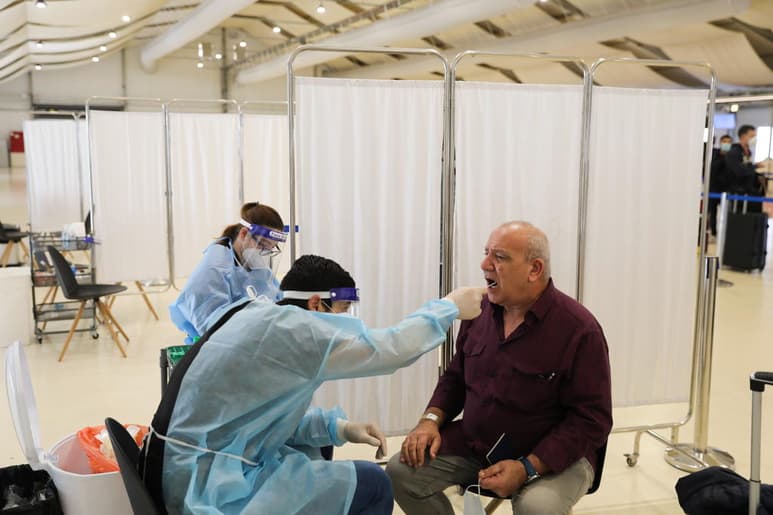 Las vías respiratorias superiores y los pulmones son los principales focos de infección del SARS-CoV-2, pero hay indicios de que puede infectar células de otras partes del cuerpo, como las del sistema digestivo o de los riñones, pero no solo. Un nuevo estudio constata que también las de la boca. (ARCHIVO)