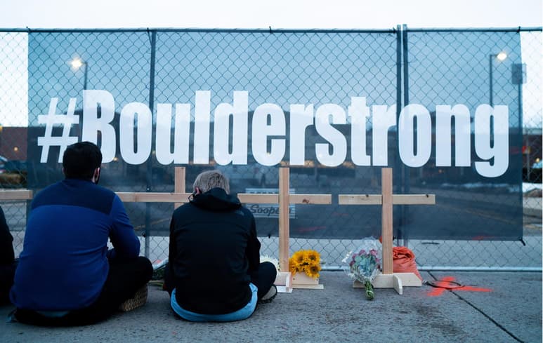 Un juez de Estados Unidos ordenó este jueves prisión sin fianza para el sospechoso del tiroteo de esta semana en un supermercado en Boulder (Colorado, EUA), donde murieron diez personas. (ARCHIVO) 
