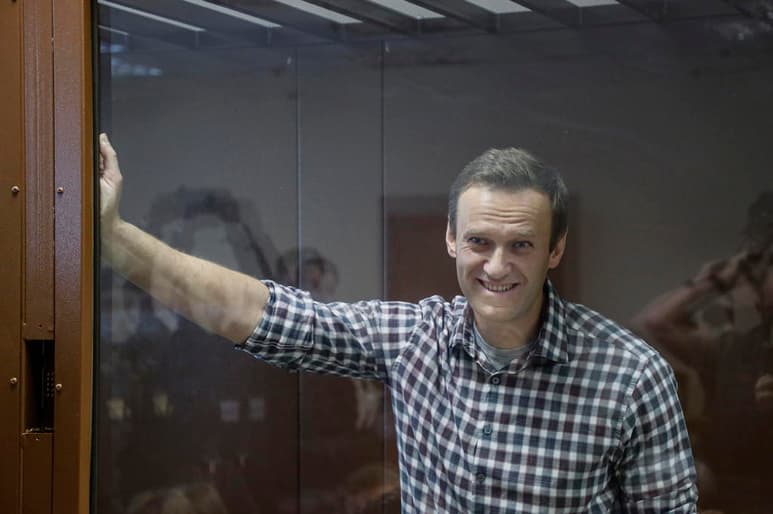 El líder opositor ruso Alexei Navalni, quien está en prisión, ha sufrido dolores de espalda y problemas en las piernas, dijo el jueves su abogada. (ARCHIVO)