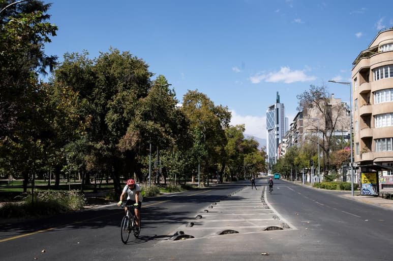 Las autoridades sanitarias de Chile informaron este jueves que pondrán en cuarentena a partir del sábado toda la Región Metropolitana, la que alberga la capital, ante el inminente avance de la segunda ola de la pandemia que amenaza con colapsar el sistema sanitario. (ARCHIVO) 

