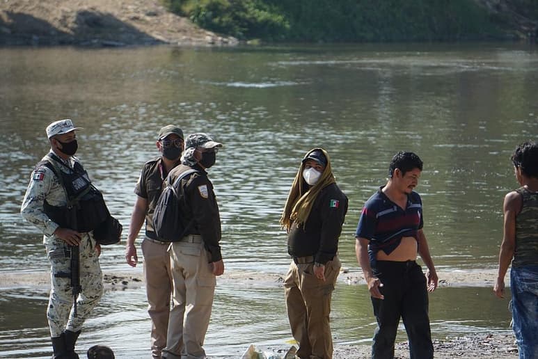 as fuerzas federales mexicanas se han desplegado por las desoladas y peligrosas rutas migratorias que existen entre el suroriental estado de Tabasco y su frontera con Guatemala, hoy cerrada a toda actividad no esencial, obligando a los migrantes a buscar nuevos caminos por el miedo a ser atrapados. (ARCHIVO)
