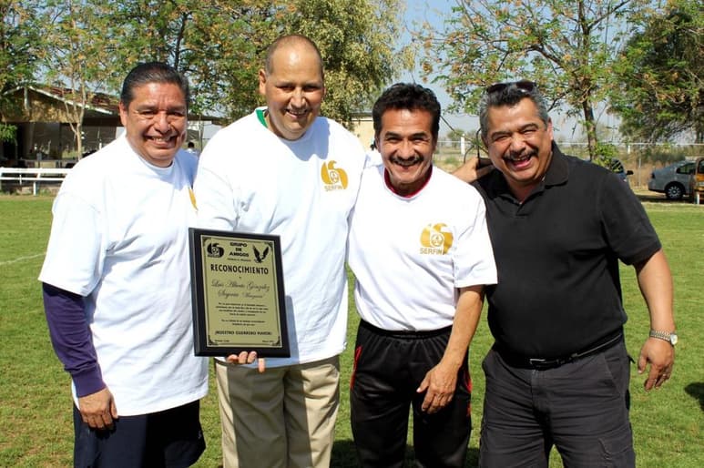 Un emotivo homenaje en vida, tuvo lugar días atrás en los Campos San Martín, ubicados en Gómez Palacio, donde fue reconocida la trayectoria del lagunero Luis Alberto González Segovia, uno de los fundadores del Santos IMSS, equipo que “sembró la semilla” para lo que actualmente es Santos Laguna. (EL SIGLO DE TORRÉON)