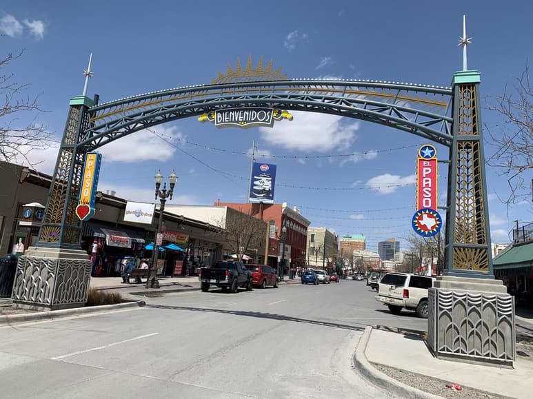 Aunque por ahora son menos los que cruzan regularmente desde México hacia Estados Unidos, la pandemia no ha logrado separar del todo a El Paso (Texas) de Ciudad Juárez (Chihuahua), dos poblaciones hermanas que pese a las restricciones anunciadas por sus Gobiernos mantienen un intenso flujo comercial y de mano de obra. (ARCHIVO)