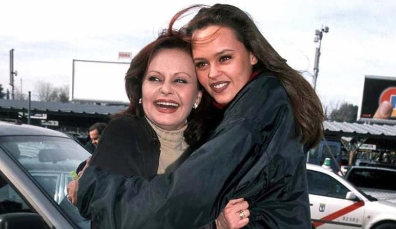 Hoy se cumplen 15 años desde el fallecimiento de una de las intérpretes más importantes en México, Rocío Dúrcal, luego de una dura batalla contra el cáncer. (ESPECIAL)