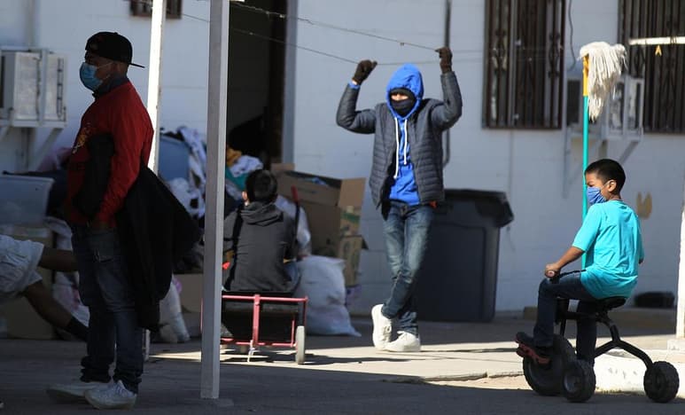 Una aparente normalidad reina en la ciudad estadounidense de El Paso, en la frontera con México, aunque precisamente desde aquí EUA devuelve a muchos de los indocumentados que tratan de entrar en estas semanas de la crisis migratoria que le ha estallado al presidente Joe Biden. (ARCHIVO)