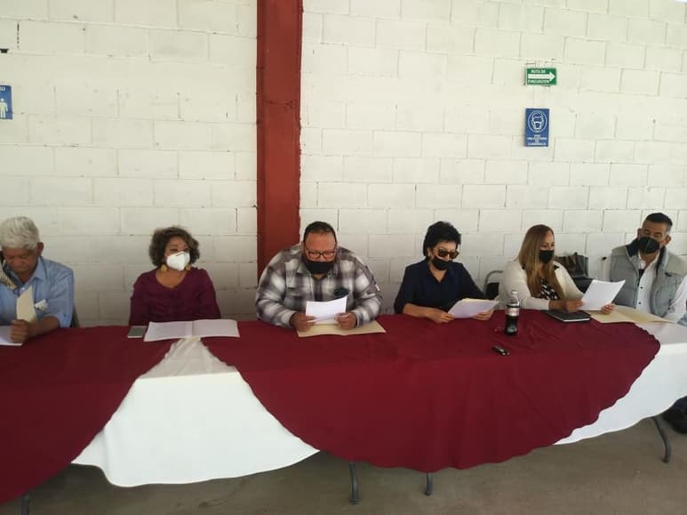 Simpatizantes de Morena, PT y UDC, del municipio de San Pedro, pidieron que no se cometan los mismos errores de la pasada elección, imponiéndoles a los candidatos, por lo que exigieron que se cumplan cabalmente con la convocatoria emitida para la selección de los aspirantes a las diputaciones, a alcaldes y regidores. (MARY VÁZQUEZ)