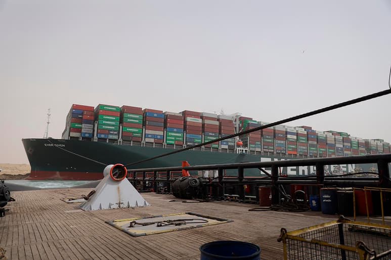 Las autoridades reanudaron el jueves por la mañana las operaciones para liberar al barco. (AP)