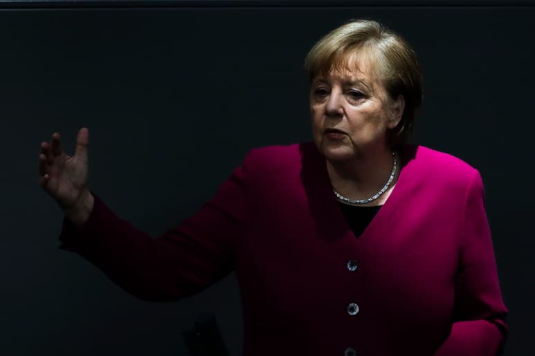La canciller alemana, Angela Merkel, ratificó el propósito de su gobierno de 'restringir' los viajes vacacionales al extranjero por la pandemia, aunque admitió que existen 'notables problemas legales' para tratar de implantar su prohibición. (AP)
