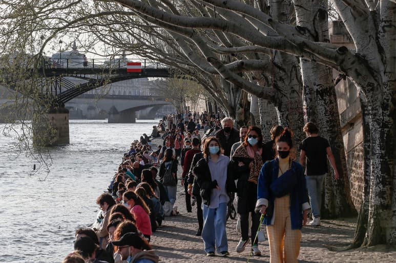 El Gobierno francés anunció el confinamiento suavizado de otros tres departamentos del país, que se unen a los 16 ya recluidos, ante una situación que considera 'extremadamente preocupante' y que ha llevado a los hospitales a la saturación. (AP)