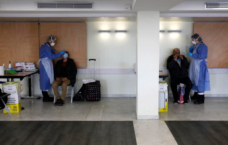 El Gobierno francés va a reforzar a partir de este fin de semana los controles en estaciones de trenes, aeropuertos y carreteras para vigilar que se respetan las restricciones sanitarias y las medidas de seguridad, según recoge la prensa gala. (EFE)