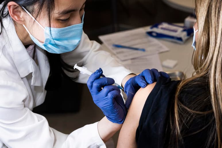 El Gobierno de Estados Unidos anunció este viernes que inició un ensayo clínico, con 12,000 voluntarios, para averiguar si las personas vacunadas contra la COVID-19 pueden transmitir la enfermedad. (ARCHIVO) 
