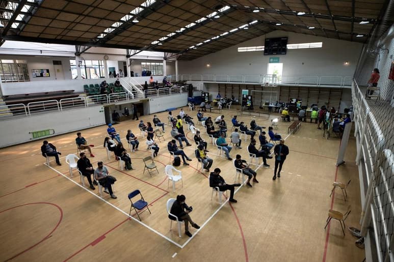 Chile informó el viernes que alcanzó la mayor cifra de contagios en un día desde que comenzó la pandemia al registrar 7,626 nuevos casos, mientras los hospitales están saturados por la alta demanda de pacientes con COVID-19 en sus unidades de cuidados intensivos. (ARCHIVO)