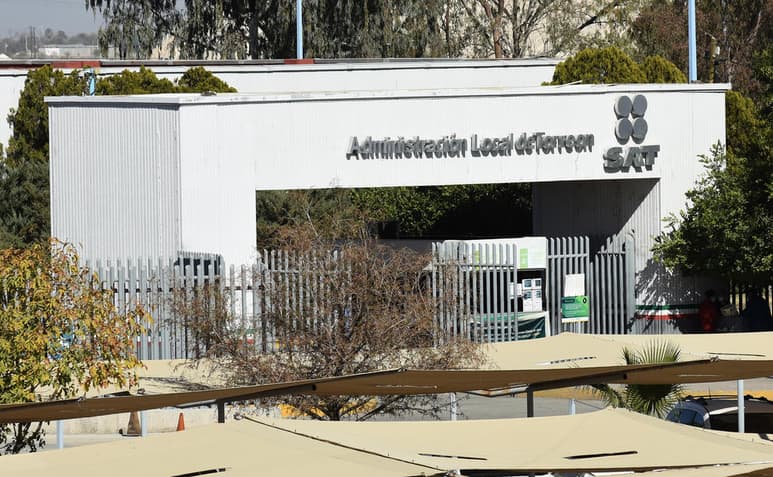 El alcalde de Torreón, Sergio Lara Galván, confirmó este viernes que serán las instalaciones del Servicio de Administración Tributaria (SAT) las que sirvan como sede de la visita que tendrá el presidente de México, Andrés Manuel López Obrador, mañana sábado 27 de marzo.
(ARCHIVO)