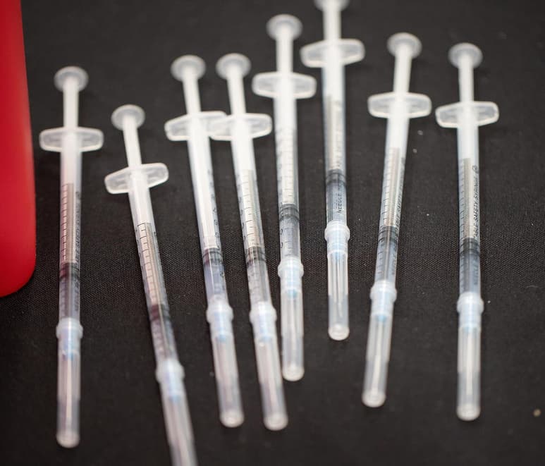 El titular de la Organización Mundial de la Salud está pidiendo a los países ricos donar por lo menos 10 millones de vacunas contra el coronavirus para que la agencia de salud de la ONU pueda llegar a su meta de vacunación en todos los países durante los 100 primeros días del 2021. (ARHCIVO)