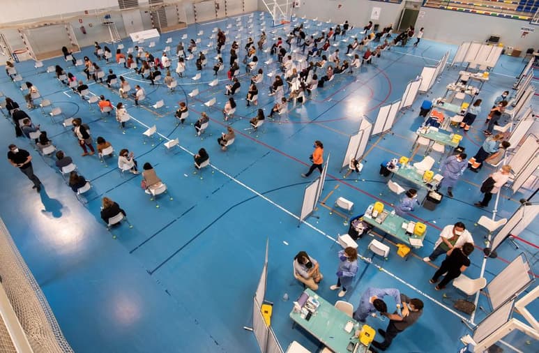 España sumó este viernes otros 590 fallecidos por COVID-19, una cifra que no se alcanzaba desde la segunda semana de febrero, y 7,587 nuevos contagios, con una incidencia creciente de la enfermedad en el país. (ARCHIVO)