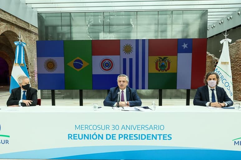 Los presidentes de Brasil, Argentina, Paraguay y Uruguay, países fundadores del Mercosur, así como de Chile y Bolivia, que son asociados, festejaron este viernes los 30 años del bloque en un acto virtual en el que quedaron patentes las diferencias en torno a la estrategia conjunta de apertura comercial. (EFE)