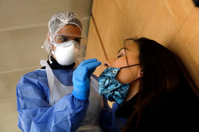 Las autoridades francesas notificaron este viernes 897 muertes por coronavirus, con lo que se supera el umbral de los 94,000 desde el comienzo de la epidemia, mientras el número de contagios se mantiene muy elevado y aumenta la presión en los hospitales. (EFE)