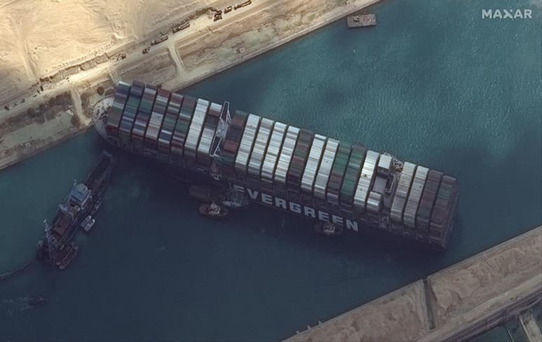 El canal de Suez permanece bloqueado después de que el martes se encallara el gran portacontenedores Ever Given dejando más de 230 barcos a la espera de cruzar el paso entre el mar Mediterráneo y el mar Rojo, lo que ha provocado pérdidas millonarias para el transporte marítimo, el 10 % del cual transita por esta vía. (ARCHIVO)
